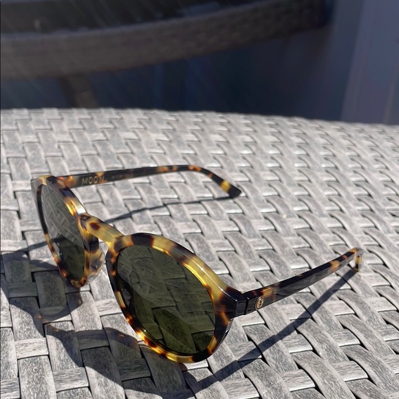 Tortoise Shell Round Sunglasses - Picture 3 of 4